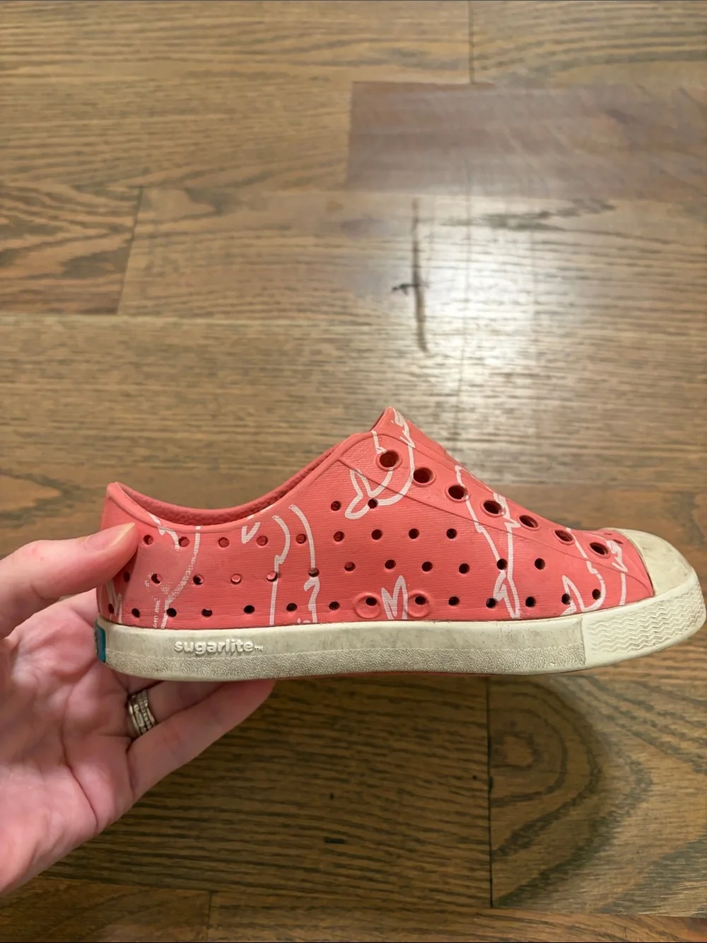 Native Kids Shoes in Coral with White Whale Print girls size 10 play condition